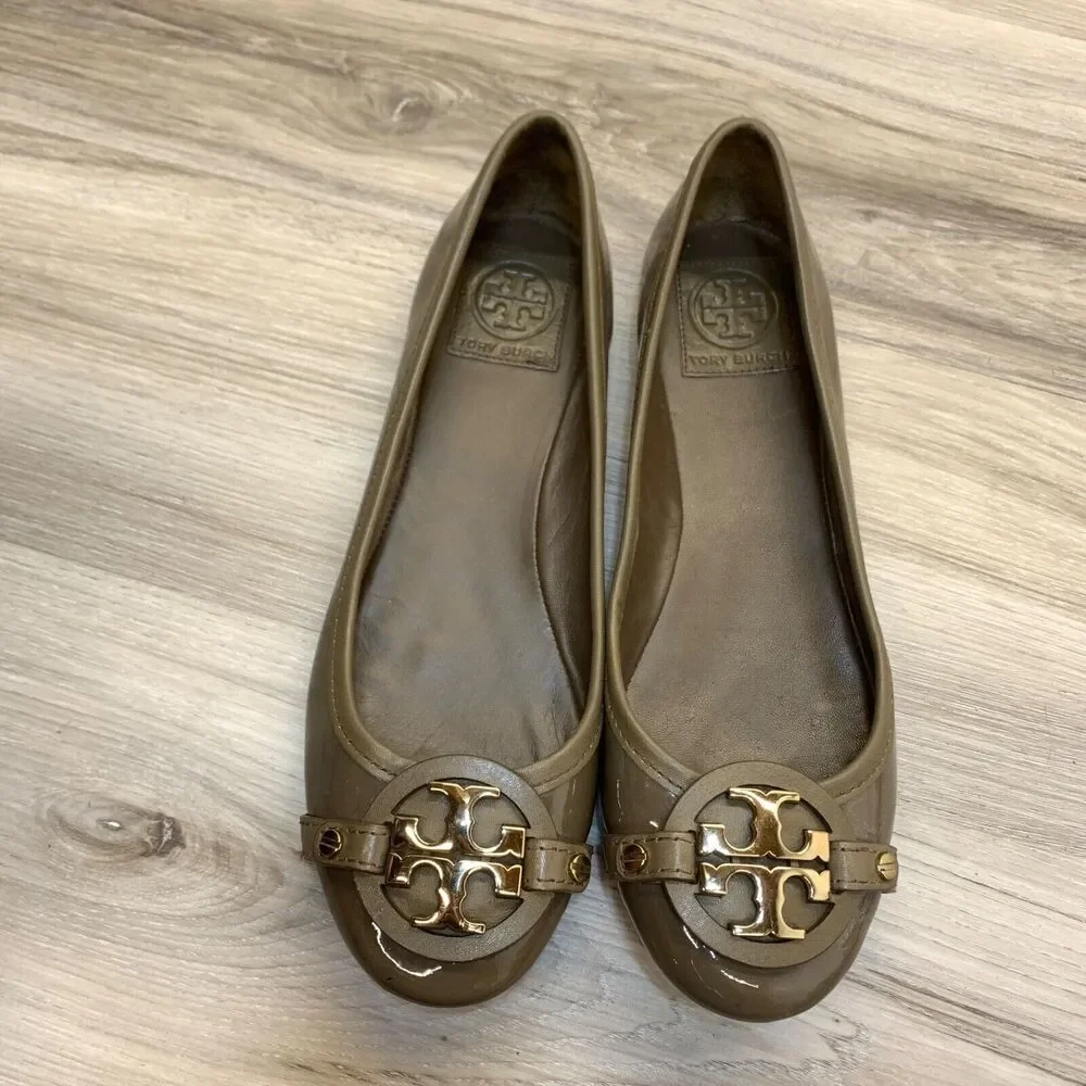 TORY BURCH‎ Gabriel Gold Medallion Logo Flats Glossy Dark Taupe Leather Size 7.5